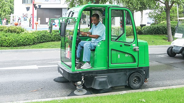 美汐清洁教您多雨季节的园林绿化养护应对措施