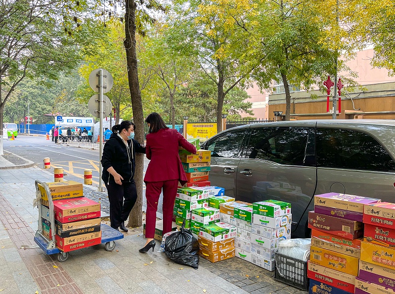 10月25日，美汐清洁杜总、孟总、综合部经理凌馥、区域经理付永军来到怡海花园小区，慰问疫情封控区、管控区的保洁员。