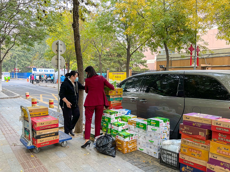 10月25日，美汐清洁杜总、孟总、综合部经理凌馥、区域经理付永军来到怡海花园小区，慰问疫情封控区、管控区的保洁员。